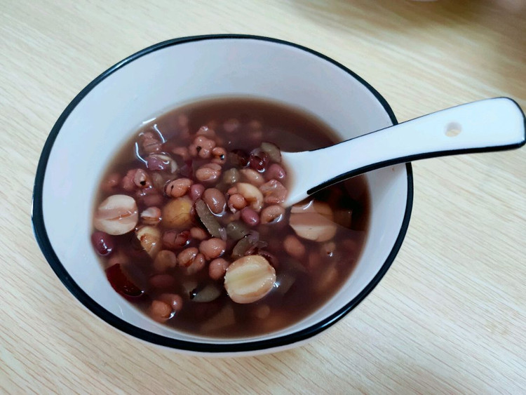 红豆薏米莲子提前晚上泡好，早上起床直接倒入电饭煲里面煮，煮了差不多两个小时😀之后才想起买了有红枣，切了点红枣放入红豆薏米粥中，煮出来甜甜的，之前也放了点白糖，不过加入红枣后更好喝了😍😍遗憾的是薏米吃起来有的是坏的😇😇图1