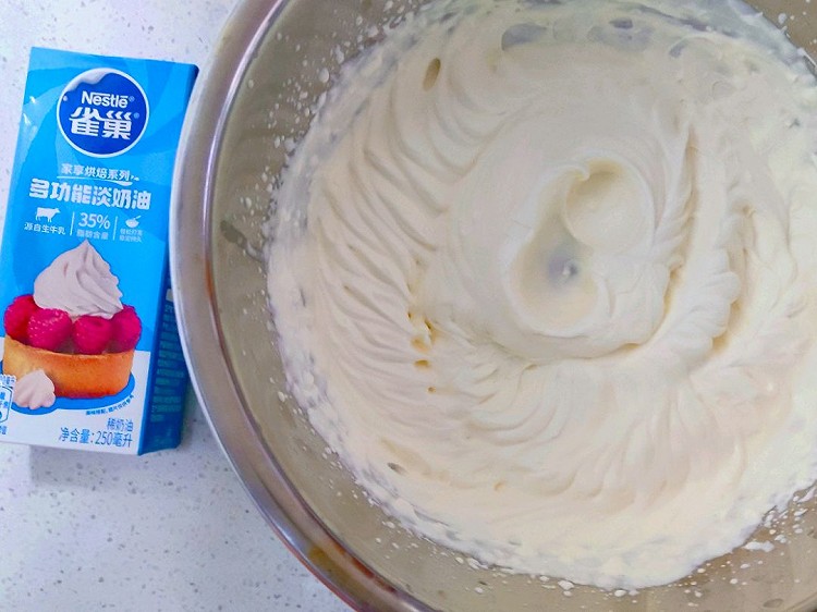 用雀巢炼奶，雀巢淡奶油制作的“金苹果满袋戚风蛋糕”，是祝福大家福气满满的一道甜品，内馅的苹果丁加了炼乳增加奶香味，雀巢淡奶油的搭配，让成品口感更丝滑，奶香更浓郁。图4