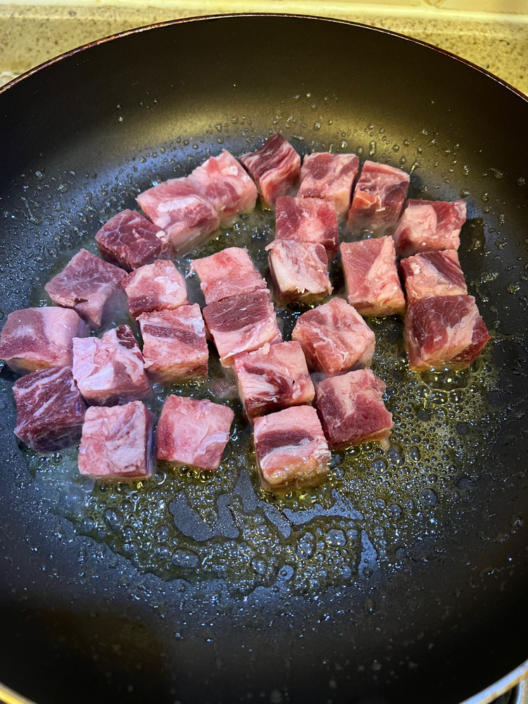 生活不仅要吃甜头，还要吃肉。土豆先油炸或煎至表皮微黄备用。牛仔粒用厨房纸吸干血水后，用少于黑胡椒生抽蚝油色拉油腌制半小时，用黄油煎至变色后倒入土豆，加入大喜大烤肉酱，可以用黑椒味，但我更喜欢用原味，最后撒点点研磨黑胡椒粉，其他什么都不用放，煎至汤汁包裹整个牛仔粒，真的太好吃特图5