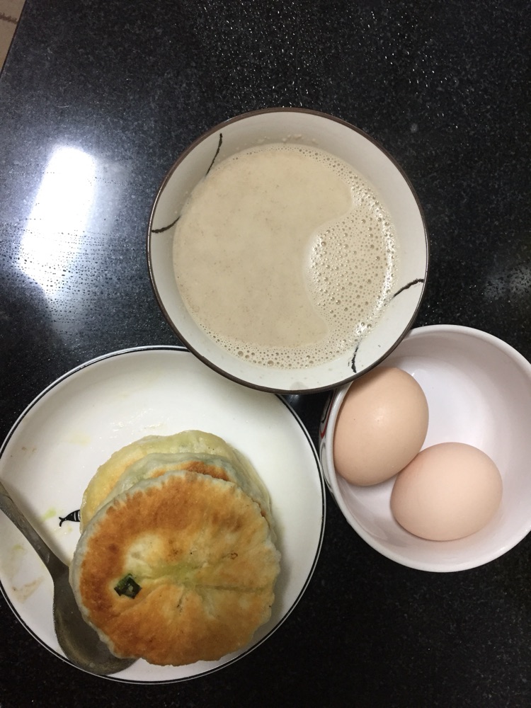 给我女儿准备的早餐，她揉的面皮发酵的很好👌👍图1