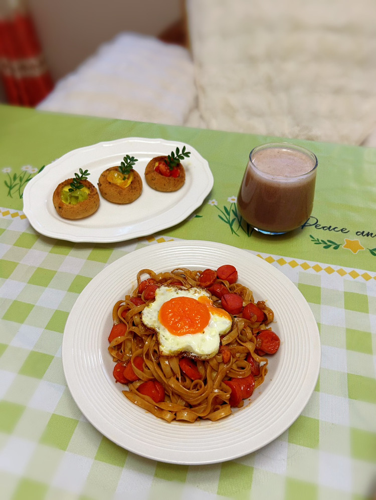 #今日早餐🥣🌧️有人说：没有动态的日子里，都在努力生活，我说：发表动态的日子里，都在热爱生活。生活本身没有意义是自己将意义带入了生活多去做一些自己喜欢的事不放弃对生活的热爱和执着在有限的空间里过无限广大的日子好心情值得浪费好时光快乐总要好过无趣早餐🍽️💕火腿葱油拌面💕麻薯布丁💕红豆沙今天你吃早餐了吗？记得好好吃早餐哦图1