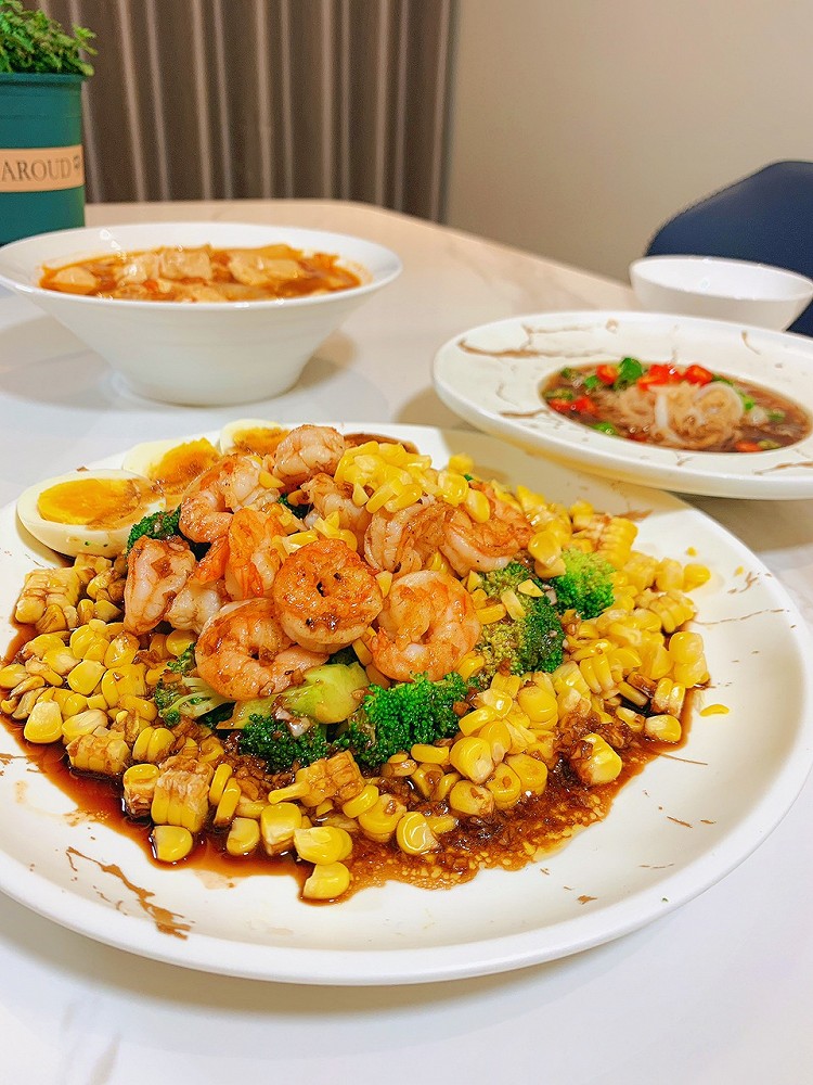 日常晚餐🌈 大虾玉米沙拉图1