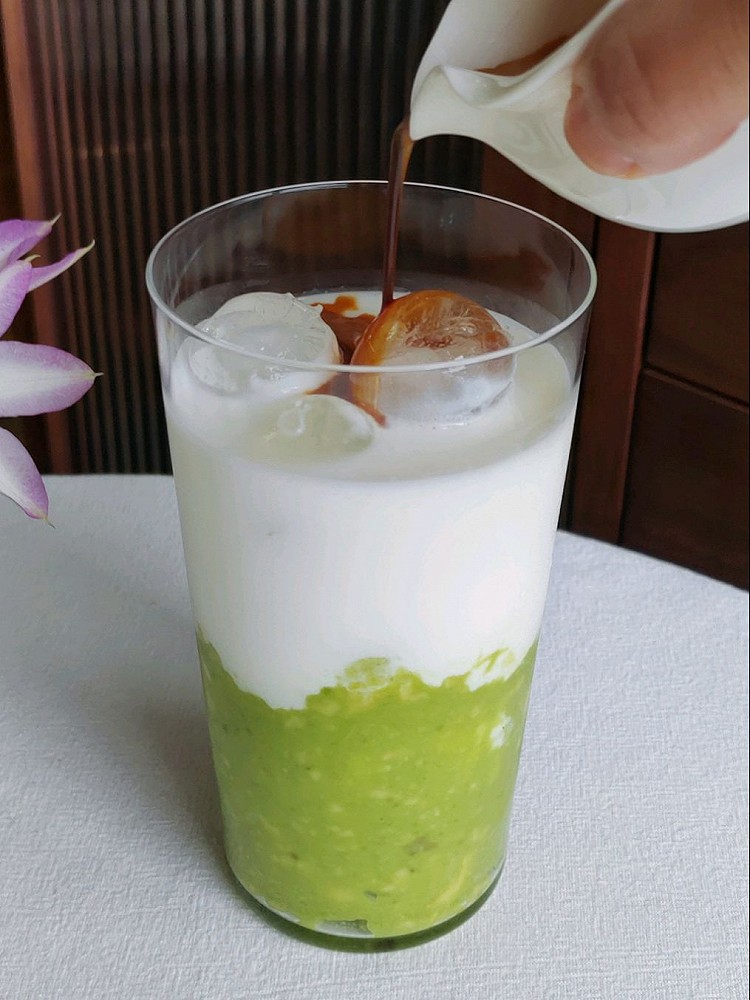 早餐𓎩𓌉𓇋 ‎：☆开心果卷☆水煮蛋🥚☆荔枝☆蓝莓☆牛油果拿铁🍭沈先森早起煮的鸡蛋🥚，这么勤快我也不能说啥，吃就对了🍭周末回乡下摘了几朵铁线莲回来插花瓶，还可以多看几天图7
