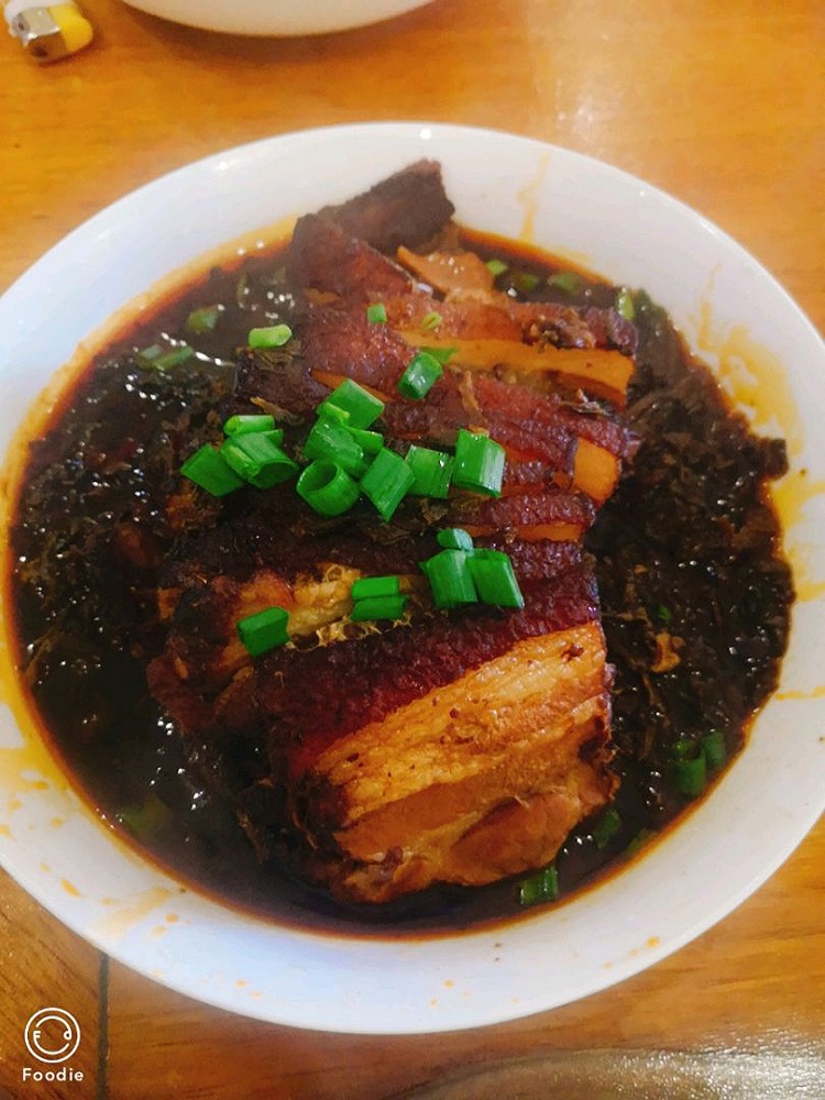 梅菜扣肉出菜谱了，鸡蛋饼好吃，自己调的糊糊，还不错。图2