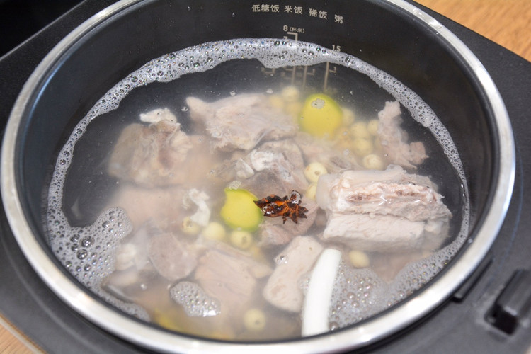 冬天喝猪脊骨莲藕汤，味美暖胃，清热去火，好喝不腻图4