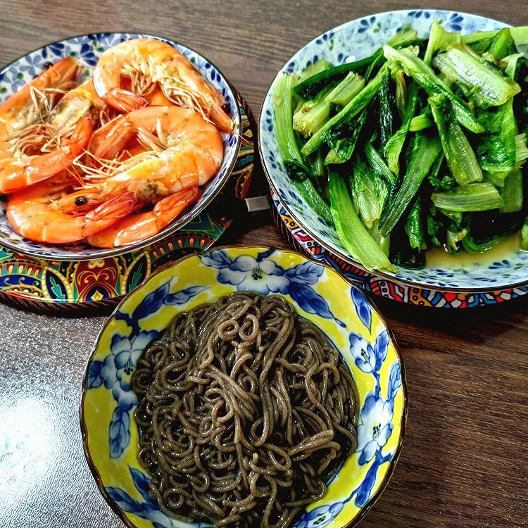 午餐打卡，水煮虾+清炒莴笋叶+荞麦面图1