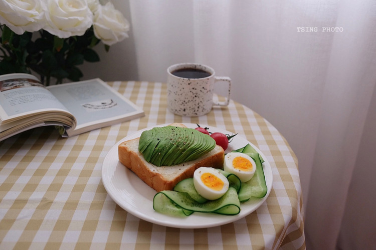 今日食：牛油果米吐司 鸡蛋沙拉 咖啡图1