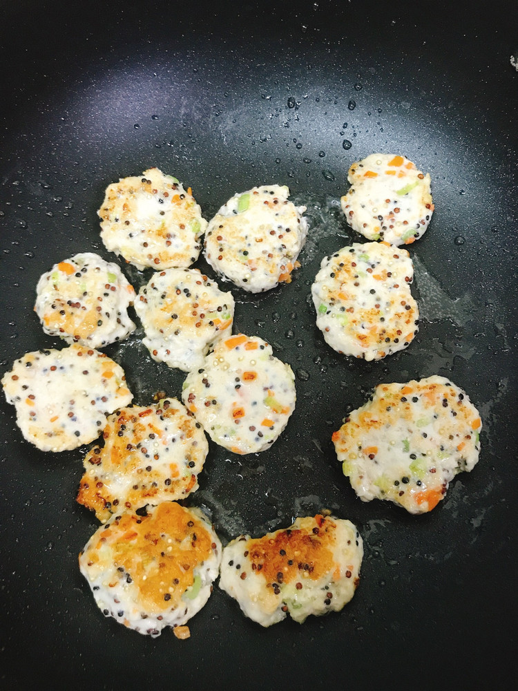健康香煎藜麦鸡胸虾肉饼图8