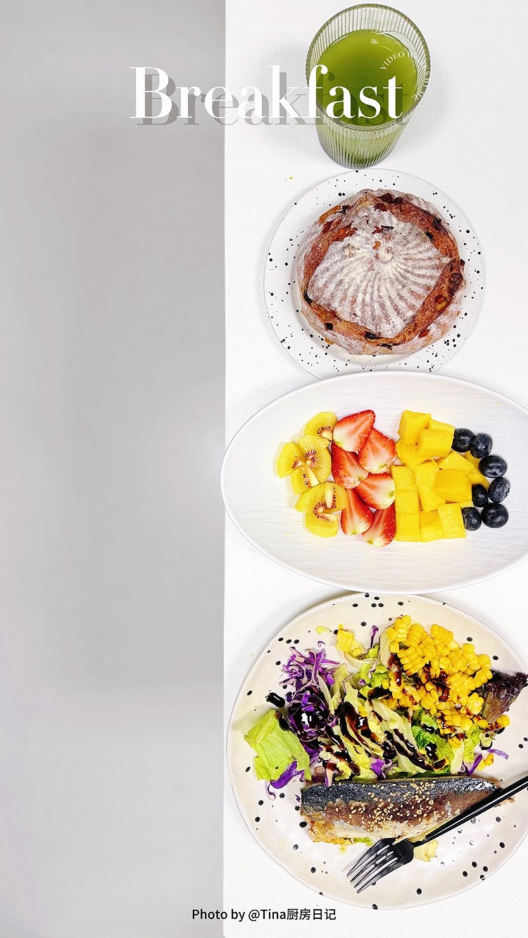 Dec. 十二月｜2025.12.11 星期四｜十月廿二◇²⁰²⁵ |  breakfast 我们被时代的浪潮推着向前奋力追赶的，究竟是内心的渴望还是他人定义的标配人生？其实，生活本有千万种频率，有人，三分钟泡好一碗面有人，三小时煲出一锅汤世间生活百态不必追逐风，你自有你的花期在自己的时区里，慢慢走，每一步都算数 早安！今日早餐：🌟羽衣甘蓝汁🥬🌟乡村坚果硬欧🌟蓝莓🫐草莓🍓芒果🥭猕猴桃🥝🌟青花鱼佐沙图2
