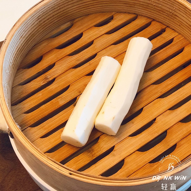 【减脂！龙利鱼滑】龙利鱼无骨无刺，且脂肪含量低是天然优质的减脂食材同时操作简单，口感细滑也是宝宝的优质食材今天换个做法，做鱼滑当做减脂期常备食材 我是花卷爸，减脂美食实践家带你一起吃得好，瘦得快快来加入吧VX:SeedSugar 【食材准备】龙利鱼一条，铁棍山药80克，鸡蛋2个，白胡椒1克，食盐5克。龙利鱼切大块，山药去皮，鸡蛋取蛋清。山药上蒸笼，蒸10分钟，蒸至软糯。将全部食材放入料理机，低速搅图4