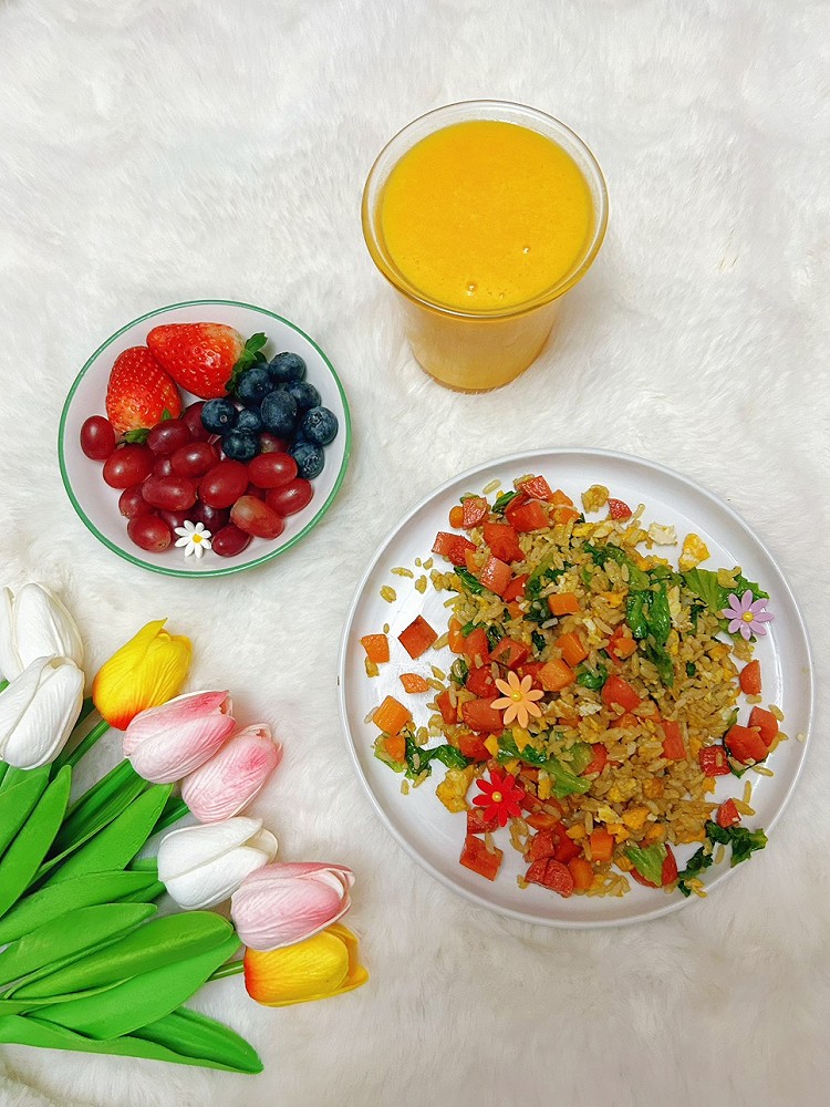 #高中生的打包早餐​​🌸​🍳早餐盘里的小确幸今天的早餐是“把春天拌进饭里”——火腿蔬菜蛋炒饭裹着蛋香，配一杯暖乎乎的南瓜糊，再挖几颗酸甜的莓果和葡萄解腻~其实生活就像这盘炒饭呀，看似普通的食材凑在一起，就能炒出热闹的香气；就像日常里那些不起眼的瞬间：睡醒时的阳光、咬到甜草莓的脆响、炒饭里突然吃到的胡萝卜丁…把这些细碎的甜攒起来，日子就会亮晶晶的✨早安～​​今日早餐:​✨炒饭✨南瓜糊✨草莓、蓝莓、葡图1