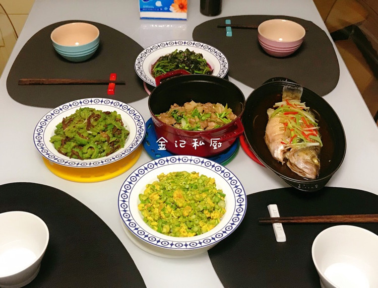 今日晚餐：铁锅焗河鲈、铁锅炖鸭腿杏鲍菇，嫩笋炒鸡蛋，苦瓜牛肉图1