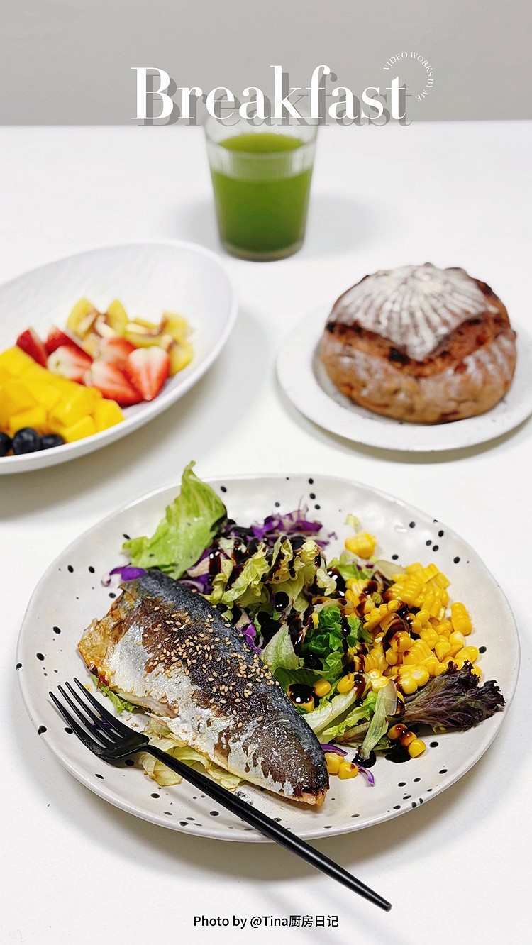 Dec. 十二月｜2025.12.11 星期四｜十月廿二◇²⁰²⁵ |  breakfast 我们被时代的浪潮推着向前奋力追赶的，究竟是内心的渴望还是他人定义的标配人生？其实，生活本有千万种频率，有人，三分钟泡好一碗面有人，三小时煲出一锅汤世间生活百态不必追逐风，你自有你的花期在自己的时区里，慢慢走，每一步都算数 早安！今日早餐：🌟羽衣甘蓝汁🥬🌟乡村坚果硬欧🌟蓝莓🫐草莓🍓芒果🥭猕猴桃🥝🌟青花鱼佐沙图4