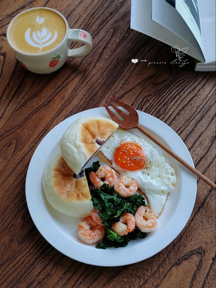 早餐：「日式豆沙饼」「荷包蛋🍳」「羽衣甘蓝」「煎虾仁」「咖啡☕」🍂之前看到这款饼有点嫌弃，这次尝了下很喜欢图5