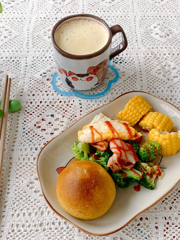 养生热饮喝起来。九阳mini破壁机天天见～红萝卜🥕豆浆。红茶奶酥面包。煎蛋，培根。西兰花。玉米。 ​​​图2