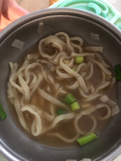 我和孩子的，我的面条被吃光光了，孩子一大碗也快吃光了图2