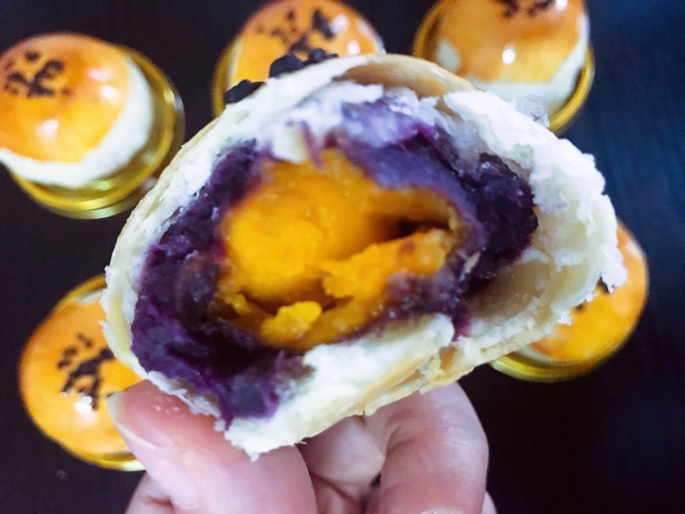 紫薯蛋黄酥图2