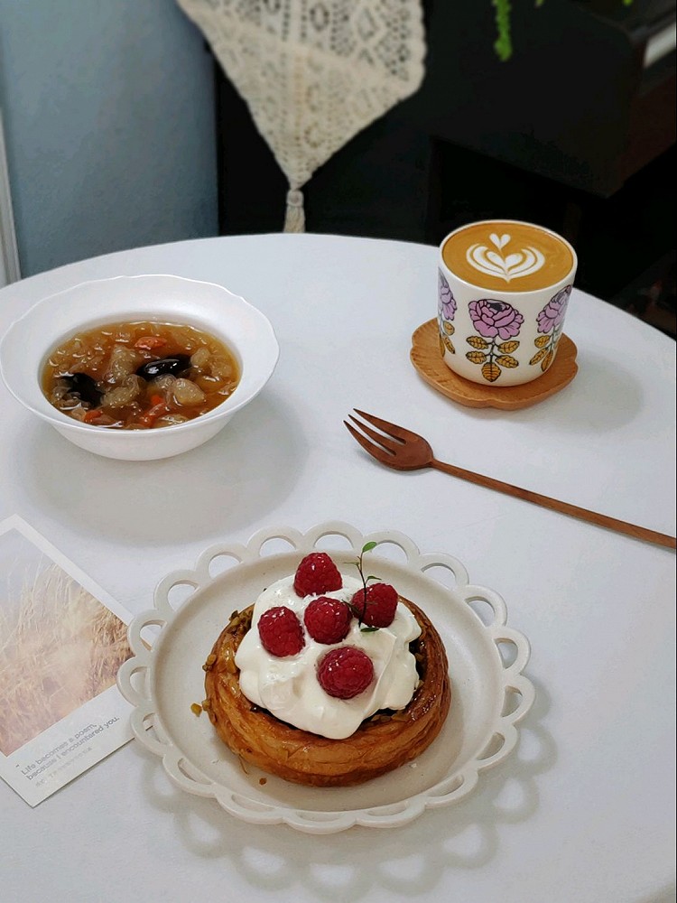 早餐：「蜗牛卷」「红枣雪梨银耳」「咖啡☕」打点奶油放蜗牛卷上面，用树莓装饰下，感觉很圣诞图8