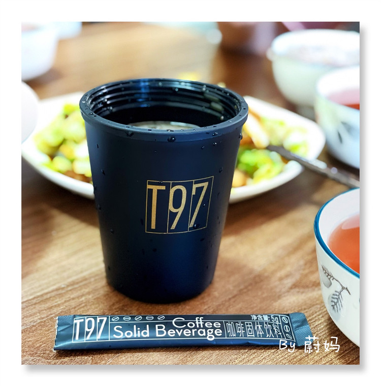 午餐🥣吃饭前我都先喝一杯T97咖啡☕️今天是孩子爸做饭，老公炒的手撕包菜比我做的好吃[偷笑]图1