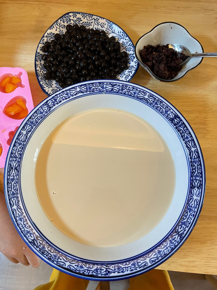 牛奶2袋砂糖适量红茶1/小撮红豆1/匙快煮粉圆 适量珍珠煮好备用，😋砂糖炒到琥珀色.（不喜欢焦糖味的可以省略这步）牛奶倒入. 加入适量的纯净水和糖. 茶叶 小火搅拌开锅就可以啦 （喜欢茶叶浓的就多煮会）😘 出锅用纱布过一下杂质， 加入自己喜欢的配料 一杯美味健康的奶茶就好啦。图5