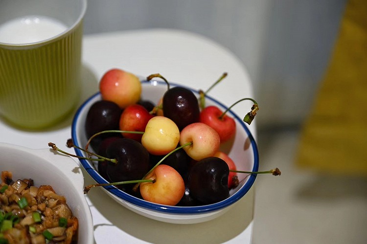 #家有学生早餐打卡D670#糯米饭、水煮蛋、牛奶、车厘子🍒。本学期最后一天，加油！今天满屏凹💯的老母亲，祝孩子们发挥出最好的水平。图4
