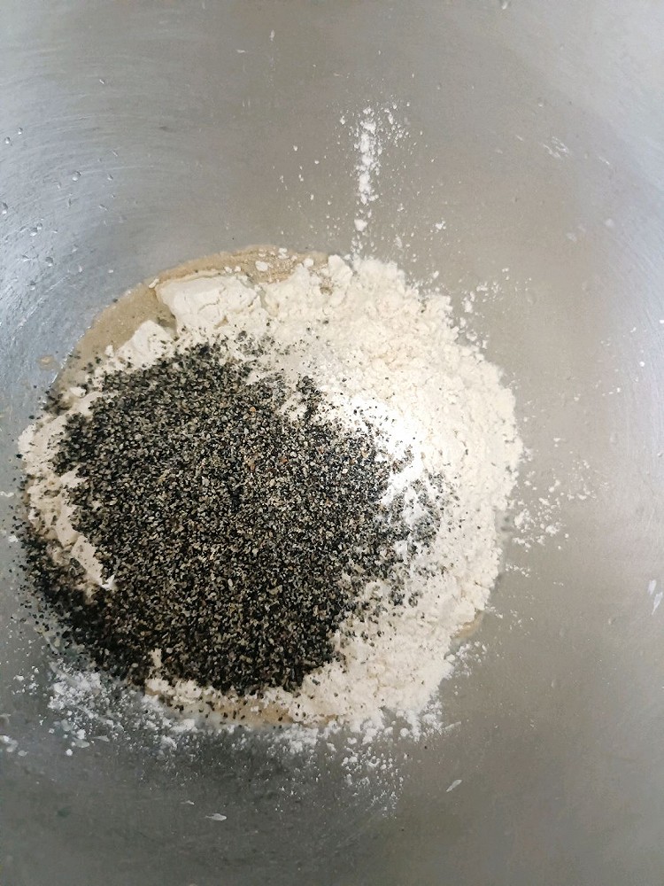 一次性发酵养生黑芝麻馒头：炒一份黑芝麻，自己打磨成粉加入面粉里就可以让我们的面食增添一份营养，不加入额外的蔗糖更加健康！一起动手做起来！图2