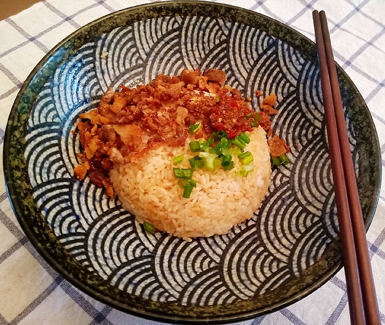 买点五花肉熬好了撒点胡椒粉盐切碎搅拌一下，饭跟锅里剩的油炒一下加点六月香豆瓣酱翻炒片刻装盘，再把猪油渣撒在上面搅拌均匀即可，为了保持酥脆不能跟猪油渣一起炒图1