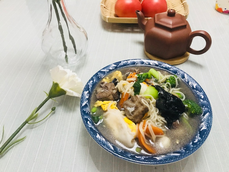 中午的黑豆排骨汤下面条，加入鸭蛋，小青菜，花菜，黑木耳，简单快手营养，吃完消食瑜伽去了噢！图2