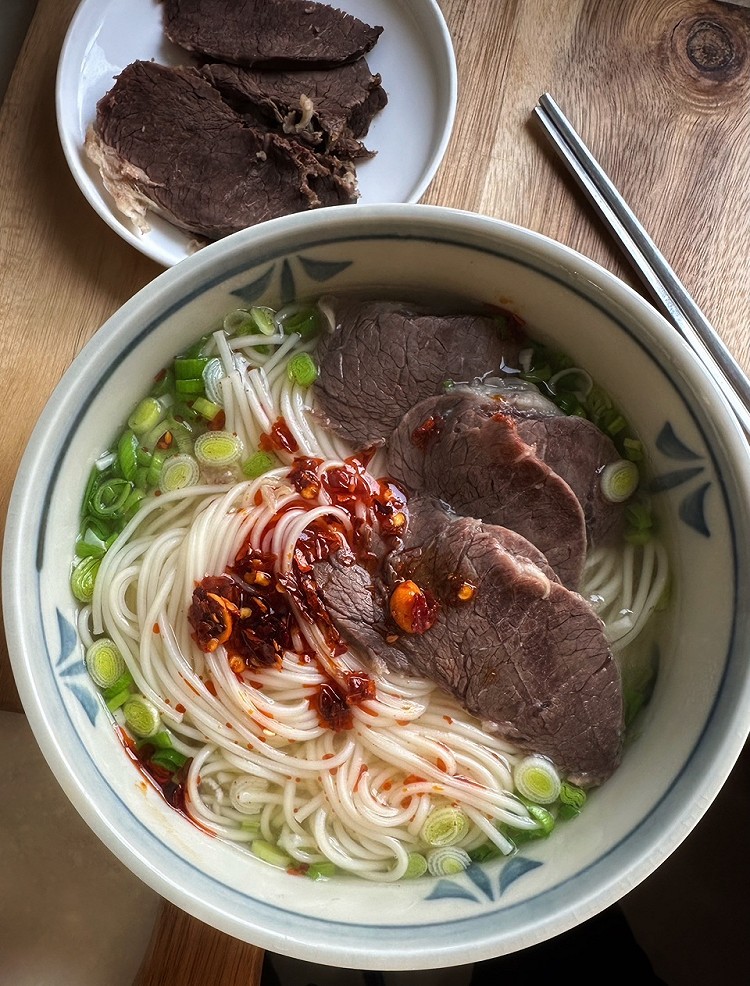 认真吃早餐：牛肉面。农村的老水牛香的莱。祝大家早餐愉快！图4