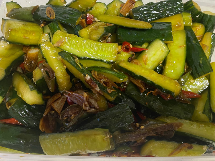 夏天到了，不想吃饭，那就做一些黄瓜咸菜，配白粥，舒服图2