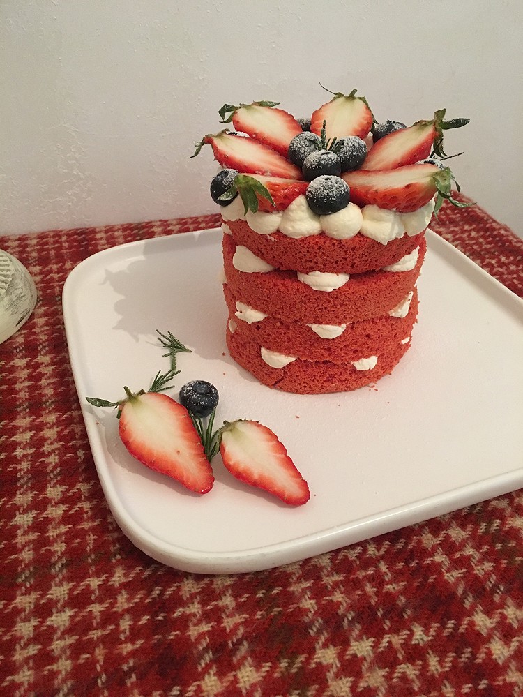 草莓红丝绒蛋糕。图7