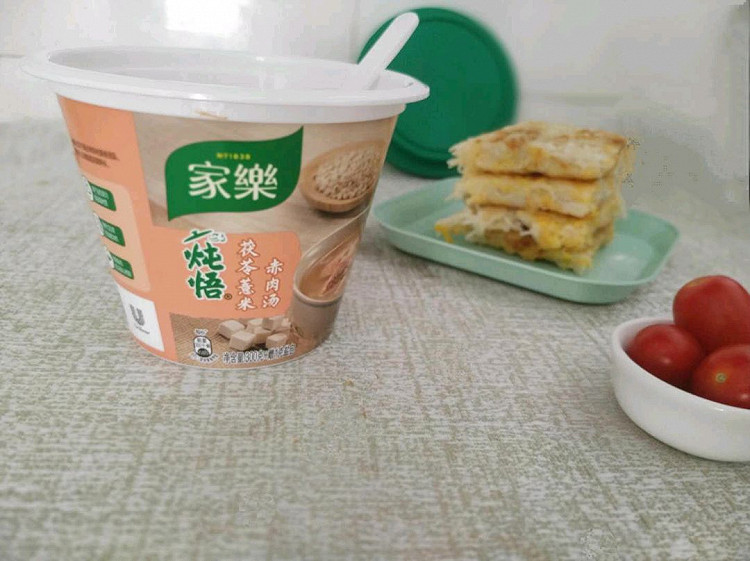 今日晚餐~茯苓薏仁瘦肉汤+鸡蛋饼和小番茄~图3