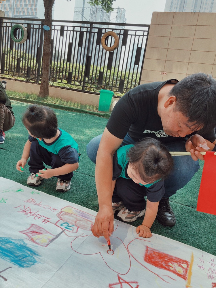 幼儿园孩子们在为祖国制作生日礼物图5