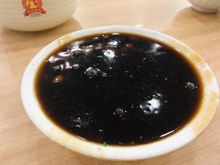 南京.鸡鸣汤包蟹黄汤包，一口汁水，满满的蟹黄味道，太赞了；血丝汤，味道跟鲜，血很嫩；赤豆元宵，和我想的不太一样，红豆沙没有颗粒感，是粘稠的果冻状，不太甜，小元宵很软糯；招牌鸡汁汤包，中规中矩，皮薄馅大，不错。这一餐66元，就餐环境是这几天来最好的了，很棒！图3