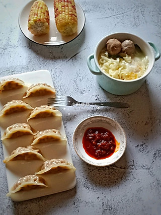 玉米猪肉饺，牛肉丸面条，玉米。