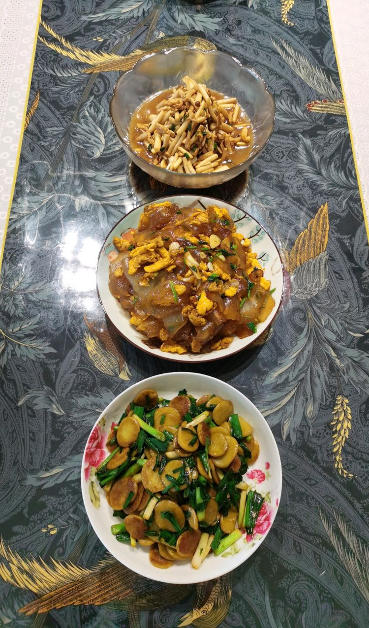 蟹味菇炒肉丝 香菜鸡蛋炒凉皮 大蒜炒豆饼图1