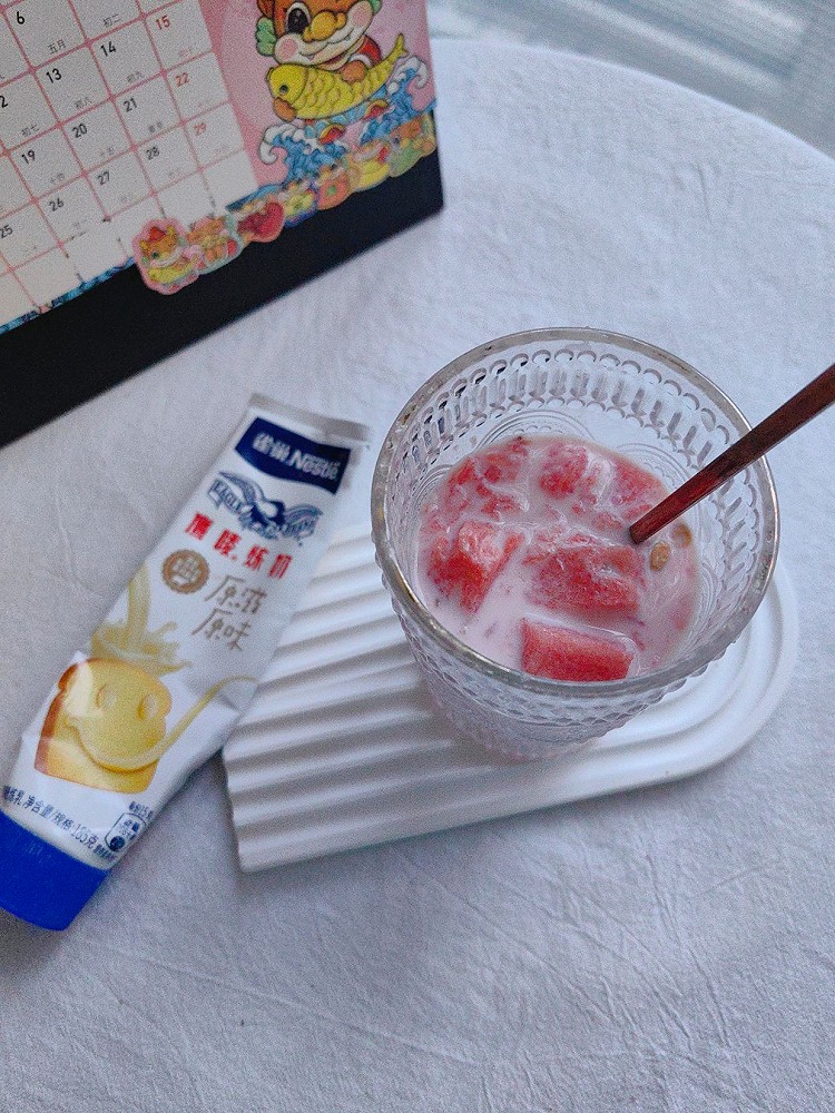 炎炎夏日来一杯西瓜🍉冰饮，好凉快好解暑，加了炼乳丝丝香甜入口爽歪歪。图2