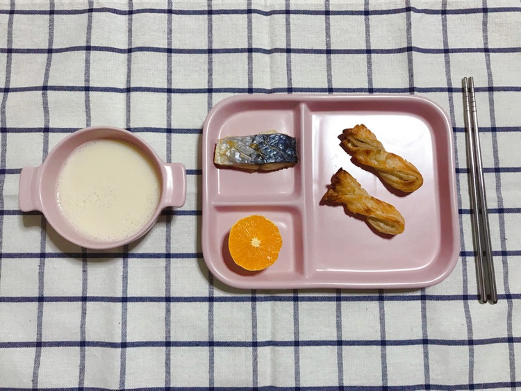 开饭啦开饭啦手抓饼小麻花、豆浆橙子🍊烤盐渍鲅鱼🐟手抓饼小麻花做法：手抓饼从中间切开对折，切成条，条状手抓饼对折扭成麻花状，烤箱预热200度烤15分钟即可。PS：盐渍鲅鱼是和手抓饼小麻花一起烤的，手抓饼下面垫了防油纸，鲅鱼下面垫了锡纸，手抓饼烤好后烤箱调到230度，烤盘放到最上层，鲅鱼又烤了五分钟。图1