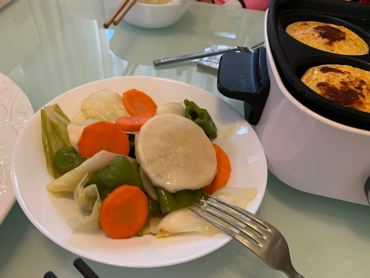 鸡蛋小汉堡做得很成功，松软极了，秘诀是面糊里放酵母和泡打粉和一点点盐静置20分钟图3