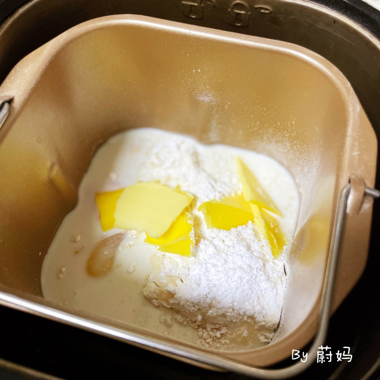 孩子放假的日子不用早起，早餐都是很简单，昨晚用面包机做了炼奶吐司🍞，材料放好，早上起来面包就做好了，第一次做炼奶吐司，发得特别好，味道很不错👍图1