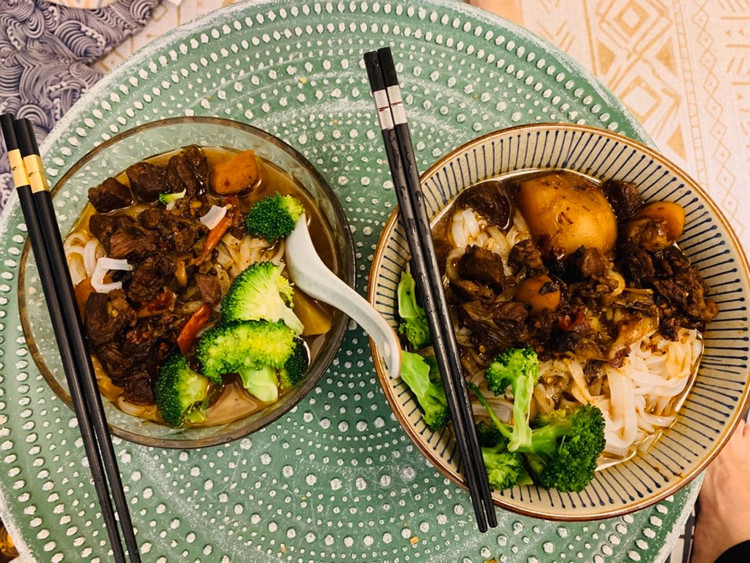 萝卜炖牛腱子肉，用牛油炒盖码或者直接喝萝卜汤都可！图1