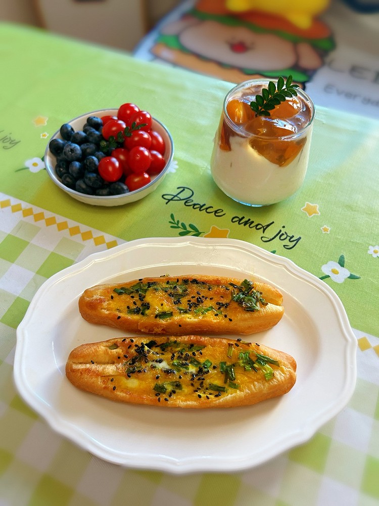 #今日早餐🥣🌸爱生活，就是爱那些细微处的惊喜，如同晨露微光，照亮心灵的每一个角落。早餐食：外酥里嫩的油条罐蛋酸奶果冻杯水果:蓝莓🫐、小番茄🍅今天你吃早餐了吗？记得好好吃早餐哦😉图1