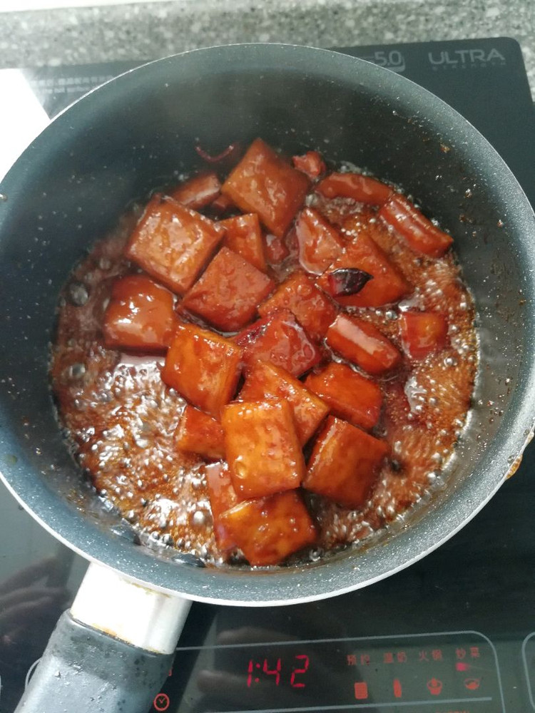 炎热的夏天，没有食欲，可以给家人做这三款小豆干:蜜汁豆干，五香豆干和麻辣豆干。非常可口，我最爱吃蜜汁豆干😄😄图8