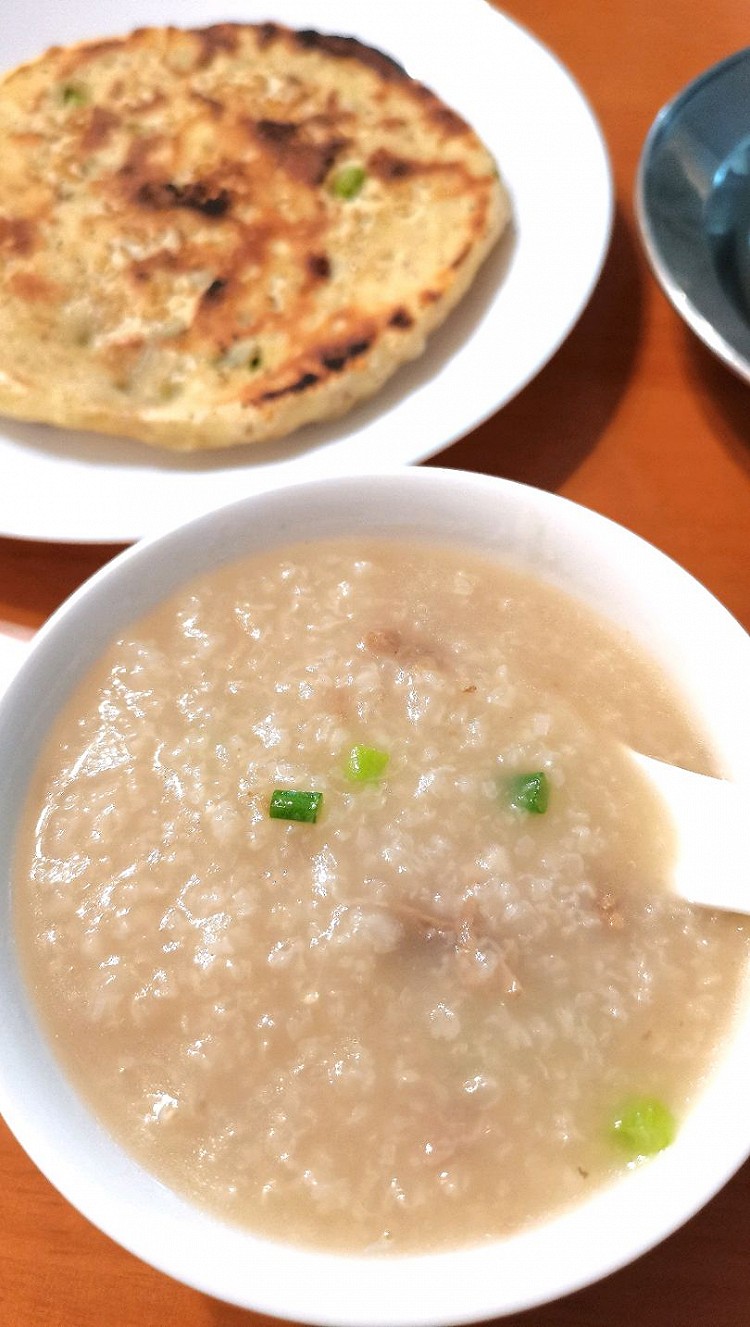 宵夜--干菜饼+肉骨头粥+水煮蛋图2