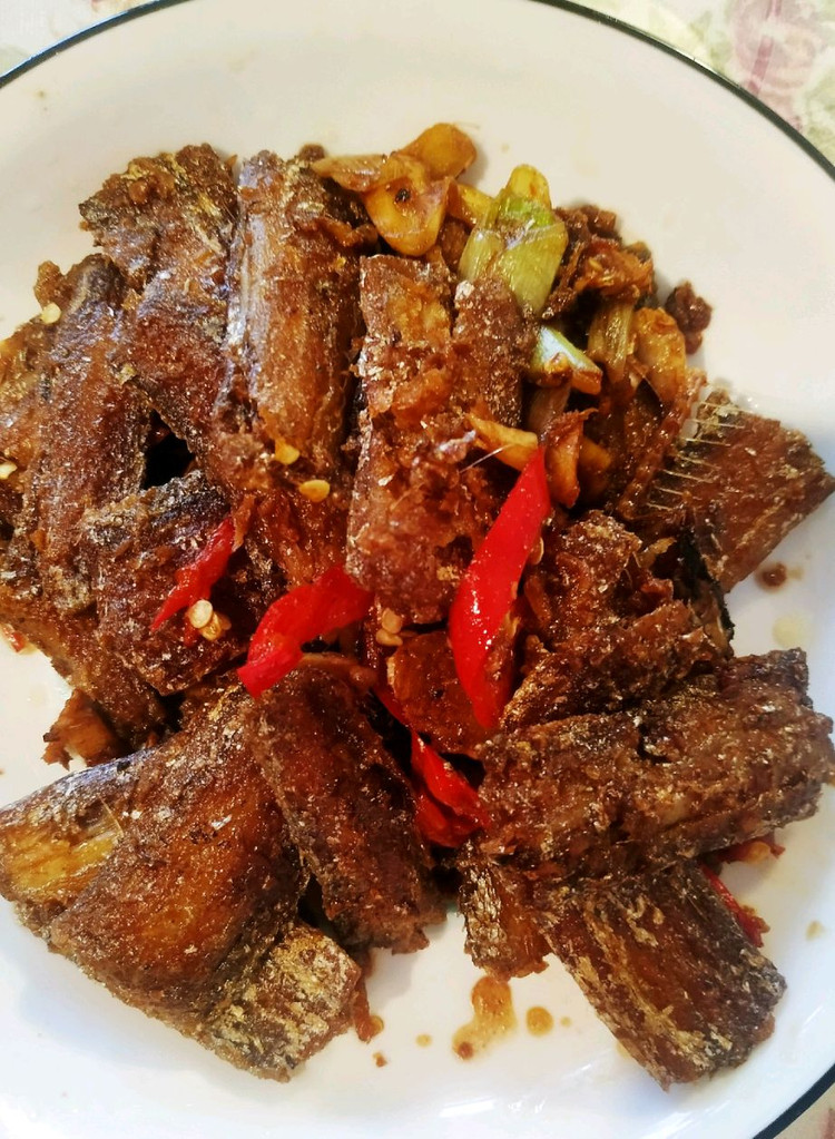 带鱼，卤鸡尖，油麦菜，煎豆腐。图1