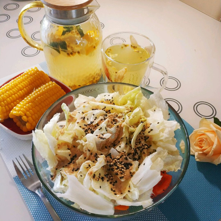 今日午餐😘 蔬菜色拉+甜玉米图2