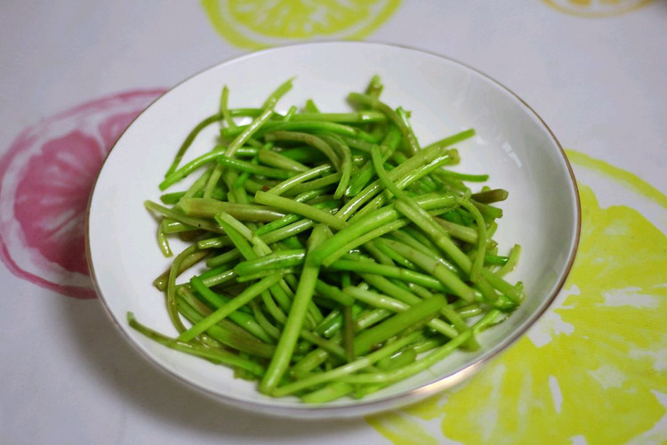 今天的早餐：馄饨土豆粉、清炒泥蒿、车厘子。​孩子放假前抽空包的馄饨，煮过2次之后还剩下少许，趁回家之前赶紧解决掉，所以早上起来煮几个搭配上一袋土豆粉，刚好一人一碗。没吃之前孩子还不知道煮的什么？等告诉他之后，尝完说很好吃。馅料是他最爱的猪肉大葱当然好吃呀​图3