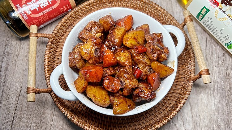家常美味下饭菜：胡萝卜土豆焖排骨，软烂入味超级费米饭图3