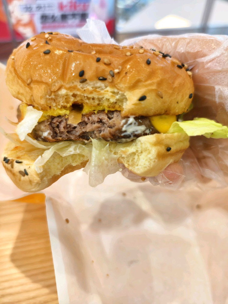 库迪（热太妃大红袍生酪米乳）+牛约堡（招牌经典牛肉汉堡🍔图1