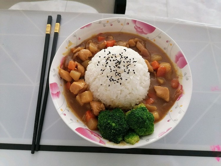 周末午餐：咖喱鸡肉饭+凉拌青萝卜丝+猪肉膏+水果玉米烤红薯图2